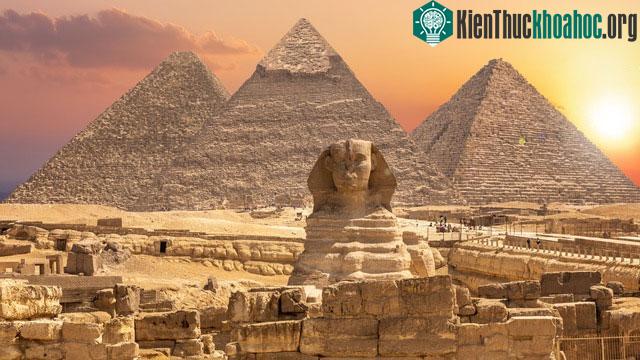 Ở Ai Cập cổ đại, kim tự tháp là biểu tượng cho quyền lực và sự thống trị của Pharaoh.