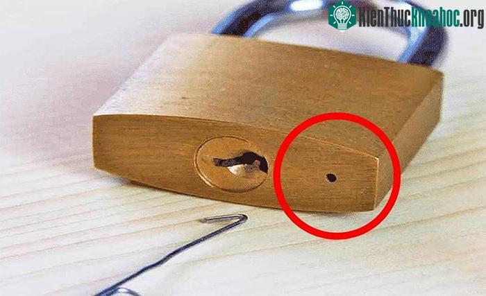 Lỗ nhỏ có thể là phương tiện truy cập giúp mở ổ khóa trong những trường hợp đặc biệt.&nbsp;