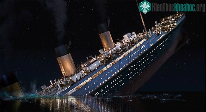 Tàu Titanic chìm xuống biển.