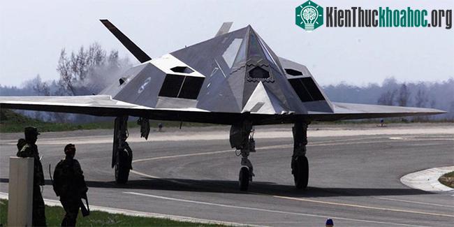Hai binh sĩ Mỹ đứng cạnh một máy bay tàng hình F-117 tại căn cứ không quân Spangdahlem