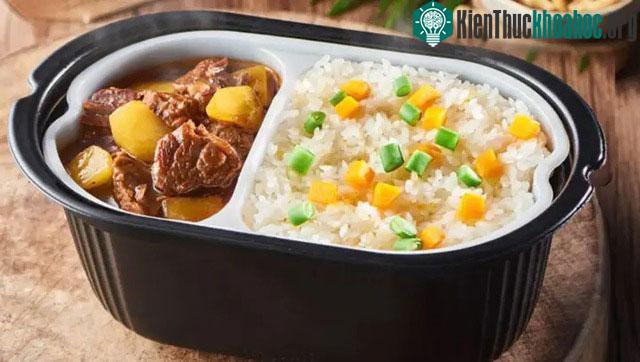 Gạo trong cơm tự sôi không phaair gạo thật.
