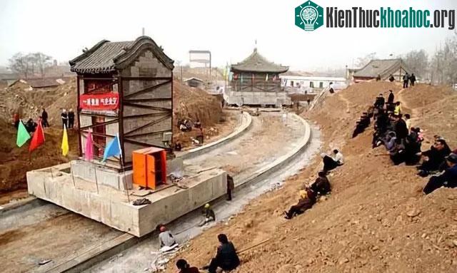 Phần móng của tòa nhà ban đầu sẽ bị cắt bỏ, và cấu trúc còn lại sẽ được gắn chặt vào khung xe