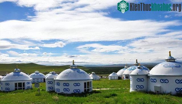 Mọi gia đình sống trong lều yurt đều chọn xây lều gần nguồn nước.