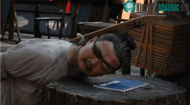 Phạm nhân quỳ gối chấp nhận hình phạt xử chảm vì tinh thần và sức khỏe đã suy kiệt.