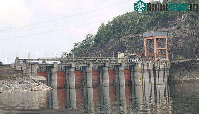Mặc dù trời mưa to song mực nước hồ Thủy điện Hòa Bình thay đổi không đáng kể.
