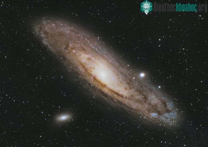 Andromeda là thiên hà lớn gần nhất với Dải Ngân hà.