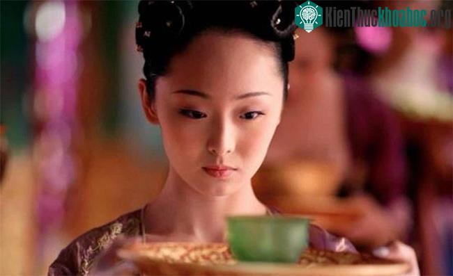 Nếu may mắn, cung nữ hầu "rửa lỗ rồng" cho hoàng đế có thể được để mắt và có cơ hội đổi đời.