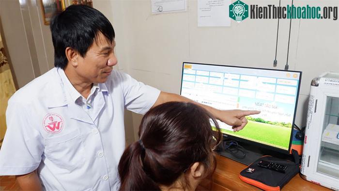 PGS Tô Thanh Phương hướng dẫn bệnh nhân làm khảo sát tâm lý.