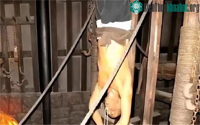 Phạm nhân bị treo ngược lên khi đang ăn mỳ khiến họ nhanh chóng bị sặc, mỳ tuôn ra từ mũi