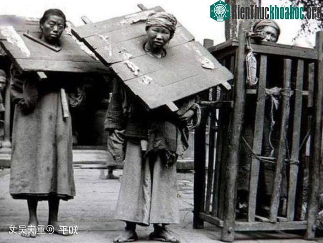 Nữ phạm nhân trên đường đi đày ải phải chịu nhiều đau khổ.