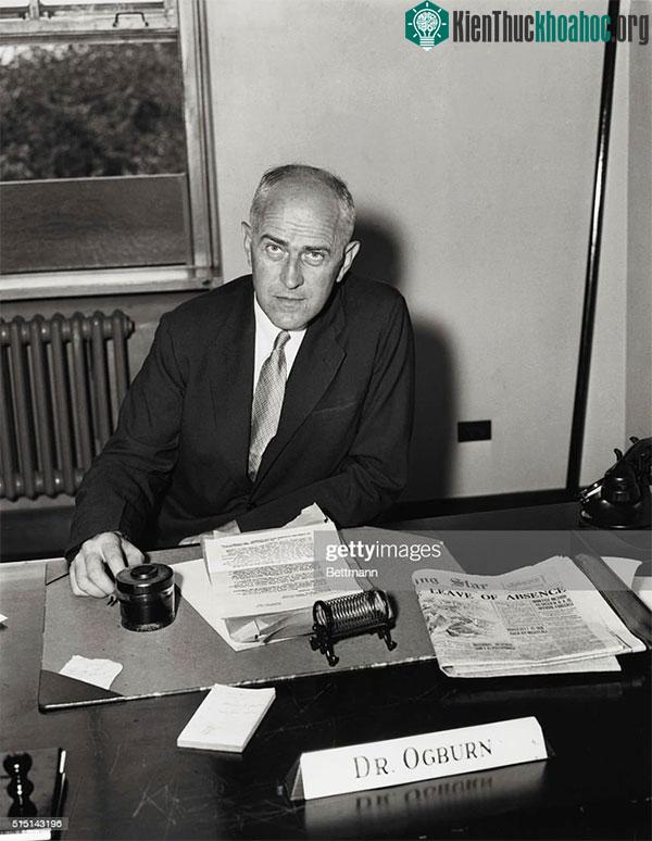 GS. William F. Ogburn.