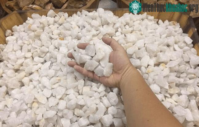 Tùy vào từng thời điểm cất mộ mà gia chủ nên sử dụng đá thạch anh một cách phù hợp
