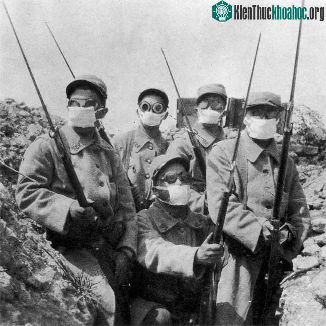 Quân đội Pháp đeo mặt nạ phòng độc, dùng lưỡi lê tẩm độc trong trận Ypres