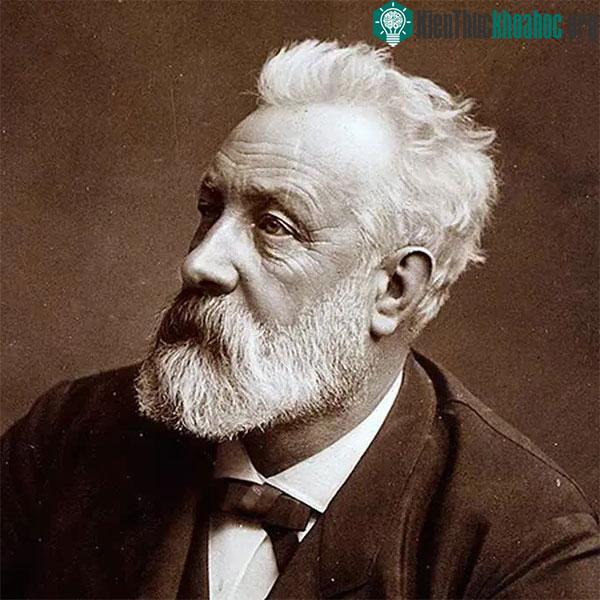 Tác giả cuốn tiểu thuyết nổi tiếng "Hành trình đến Trung tâm Trái đất" Jules Verne.
