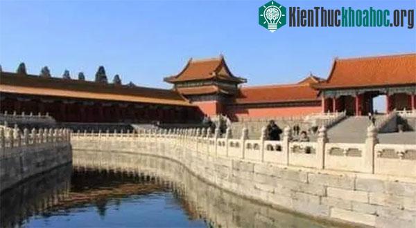 Con trăn này đã ẩn náu trong Tử Cấm Thành quá lâu đời.&nbsp;