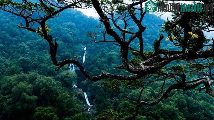 Lượng nước chảy, độ rộng của thác thay đổi theo mùa.