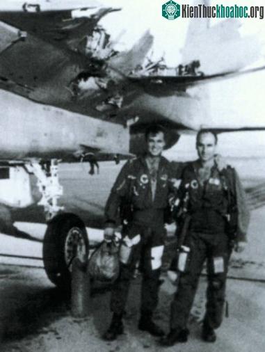 Ziv Nedivi (trái) và Yehoar Gal (phải) đứng trước chiếc F-15 mất cánh.