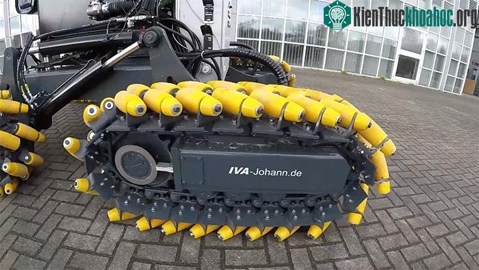 So với lốp xe thông thường, việc thiết kế và chế tạo bánh xe Mecanum phức tạp hơn