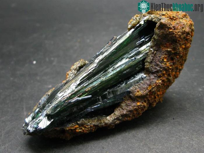 Vivianite là khoáng vật dễ dàng phân tách