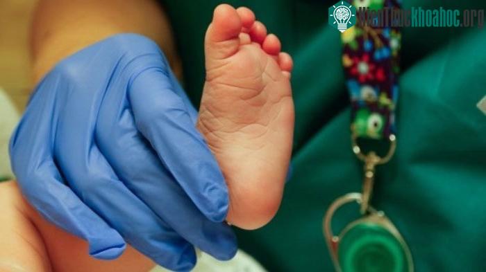 Bé sơ sinh có vân tay không rõ ràng như vân chân, bởi thế nên dấu chân dễ nhận biết hơn hẳn.