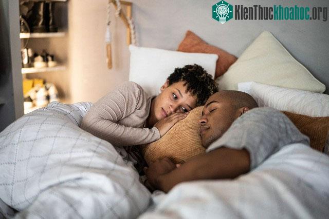 Một khi bị làm phiền bởi tiếng ồn lớn, não bộ sẽ bị đánh thức, làm gián đoạn giấc ngủ.