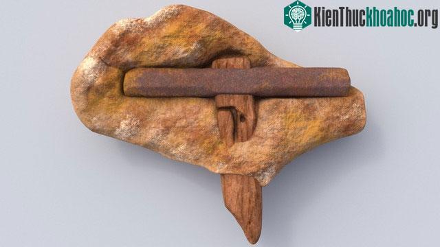 Nhiều nghiên cứu đã được thực hiện để xác định nguồn gốc và niên đại của chiếc búa.