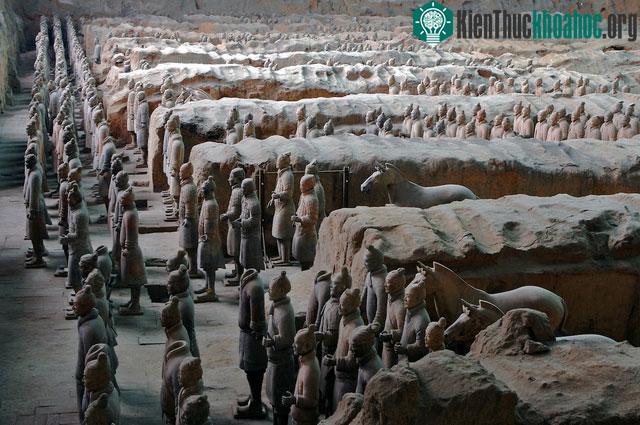 Khai quật lăng mộ Tần Thủy Hoàng cũng dấy lên tranh luận về giá trị lịch sử và đạo đức.