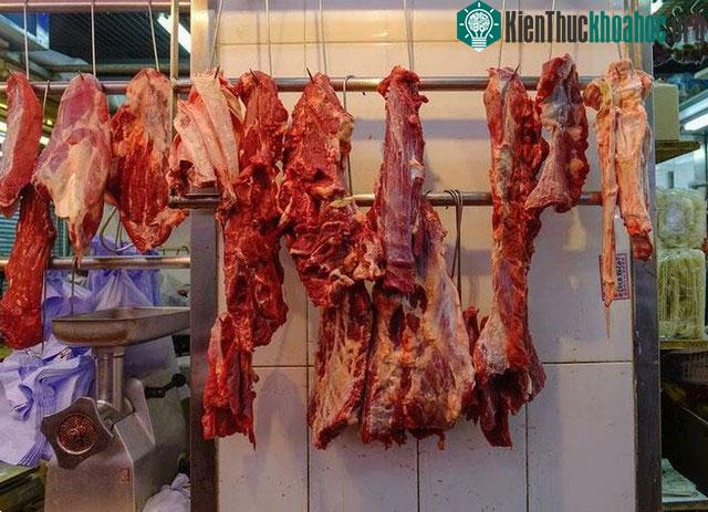 Vào chợ thấy hàng nào treo thịt, khả năng cao đó là quầy thịt bò.