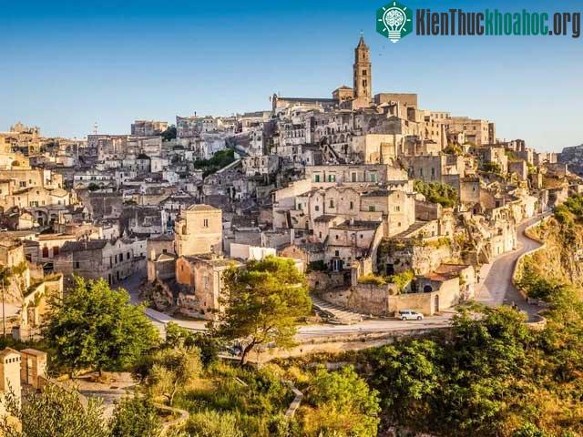 Khách du lịch dần biết và tìm đến Matera...