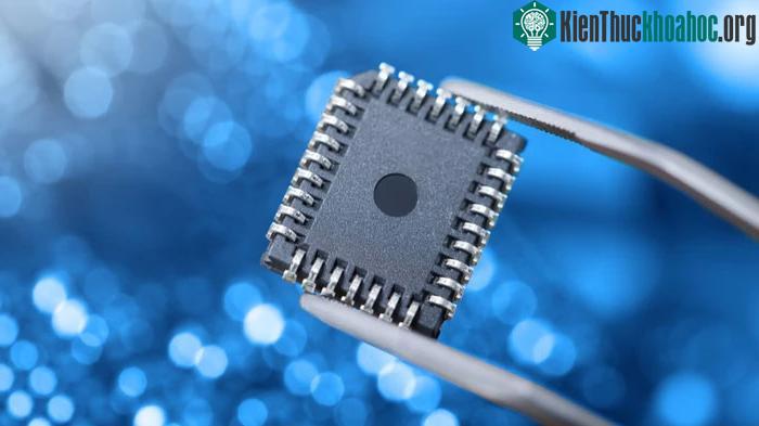 Trước khi có chip điện tử, người ta phải nối rất nhiều linh kiện bán dẫn lại với nhau.