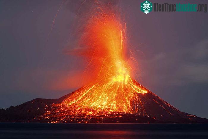 Thứ mà núi lửa phun trào là magma.