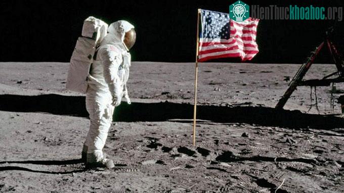 Sứ mệnh Apollo 11 đưa con người đặt chân lên Mặt trăng lần đầu tiên vào năm 1969.