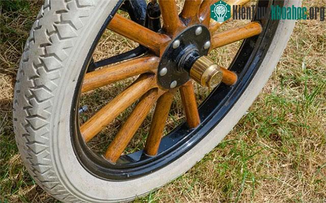Những chiếc lốp ô tô đầu tiên có màu trắng