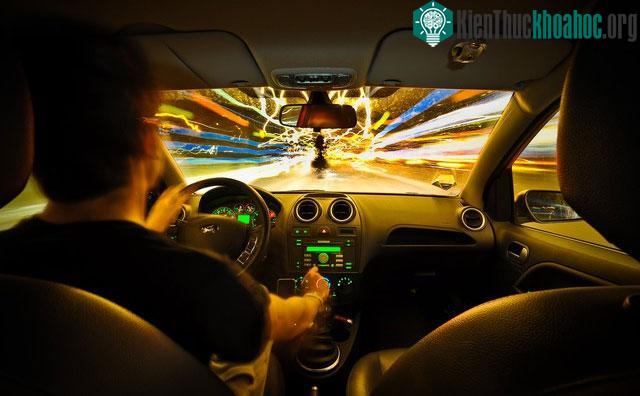 Điều gì sẽ xảy ra sau khi con người di chuyển nhanh hơn tốc độ ánh sáng? ảnh 3