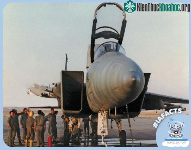 Chiếc F-15 mất cánh.
