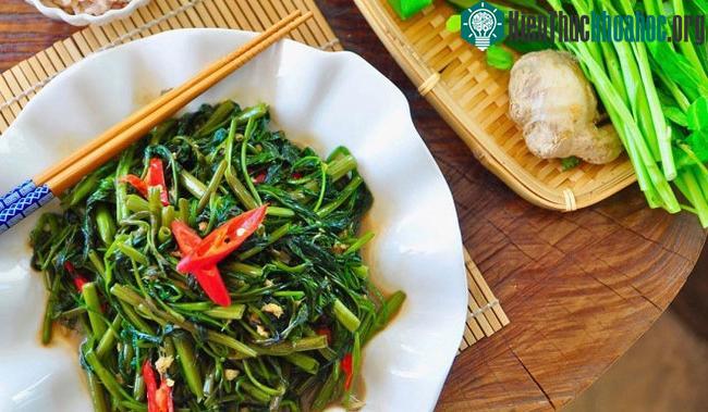 Người đang uống thuốc Đông y không nên ăn rau muống