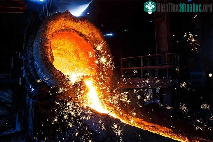 Tại sao khi kim loại nóng chảy, nồi nấu kim loại vẫn giữ được sự ổn định như ban đầu? ảnh 3