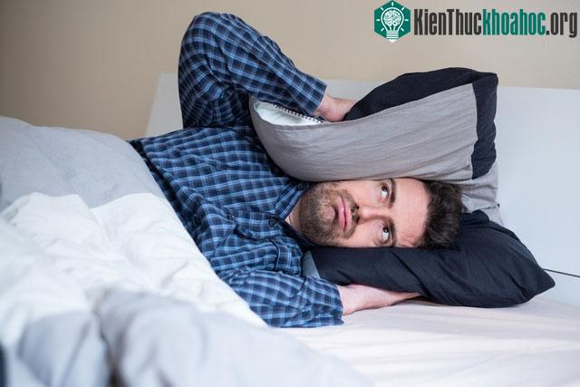 Tiếng ồn liên tục có thể dễ dàng khiến con người căng thẳng, khó chịu và trầm cảm.