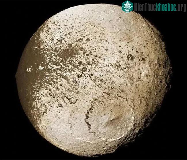 Bất cứ khi nào Iapetus di chuyển đến một khu vực cụ thể, độ sáng của nó sẽ giảm đi rất nhiều.