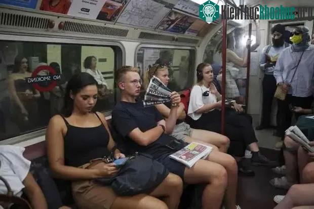 Tàu điện ngầm như lò xông hơi ở châu Âu.