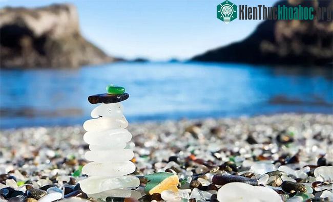 Theo thời gian, đa phần những viên đá này đều đã không còn sắc nhọn.