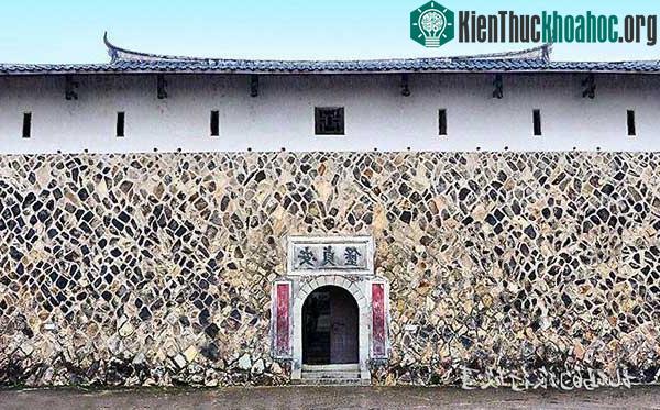 Khu nhà cổ này được xây dựng trên đầm lầy.