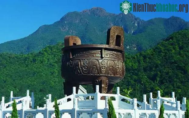 Đỉnh đồng ba chân ở khu thắng cảnh Đỉnh Hồ Sơn.