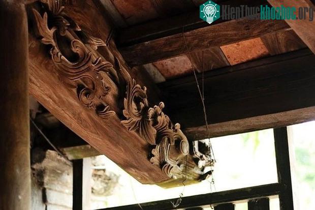 Gỗ làm nhà đều là gỗ lim, được trạm trổ công phu, sau hàng trăm năm cũng không bị mối mọt.