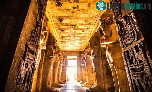 Đền thờ lớn ở Abu Simbel mất khoảng 20 năm để xây dựng.