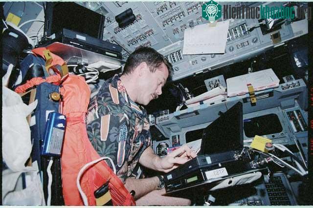 Phi hành gia Chris Hadfield sử dụng máy tính khi ở trên Trạm vũ trụ quốc tế.