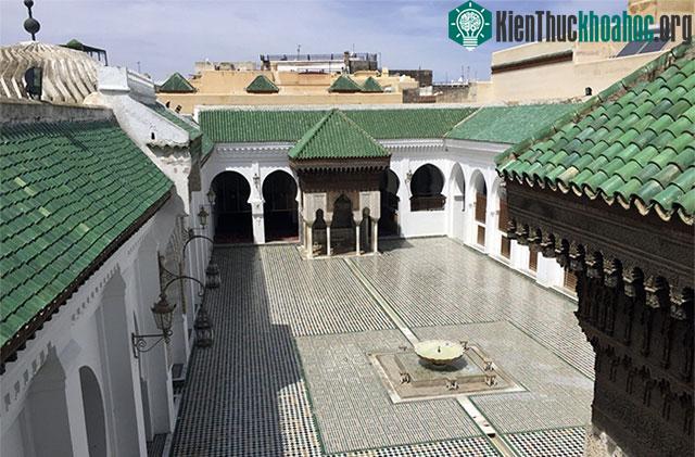 Đại học Al-Qarawiyyin nổi bật với lớp ngói màu xanh.