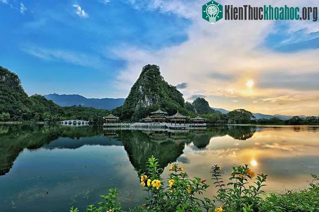 Thắng cảnh có tên gọi gây tò mò nhất Trung Quốc: Đẹp như tiên giới, ai cũng muốn ghé thăm 1 lần trong đời ảnh 5
