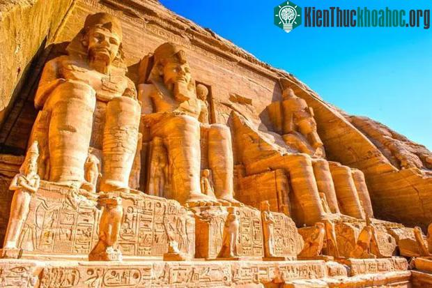 Đền nhỏ thờ nữ thần Hathor và Nữ hoàng Nefertari.