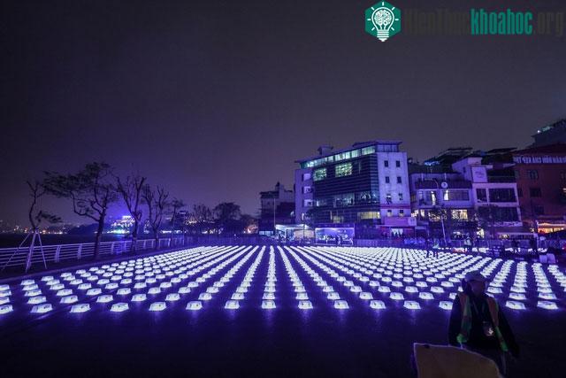 Vì sao hàng nghìn drone có thể "vẽ" hình ánh sáng trên bầu trời đêm Hà Nội mà không va chạm với nhau? ảnh 5